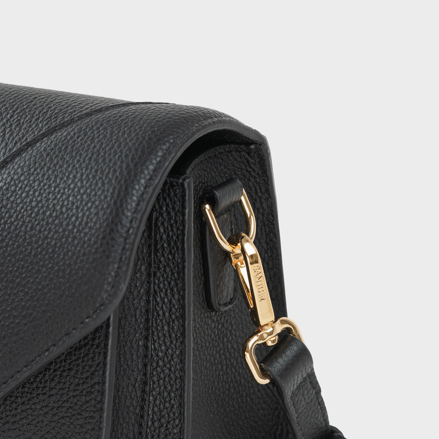 Close-up of gold-tone hardware on Santoir Fortuna bag in black grained calfskin, showcasing refined clasp and luxury craftsmanship made in Spain.