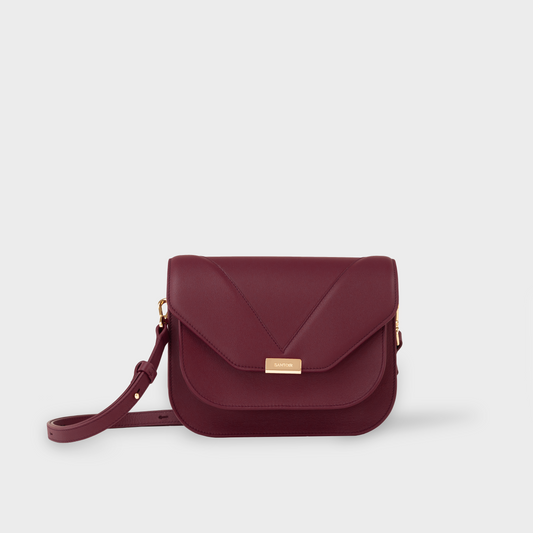 Bordeaux leather crossbody bag in smooth calfskin with flap closure, Santoir Fortuna bag with structured silhouette and adjustable strap, handcrafted in Spain.