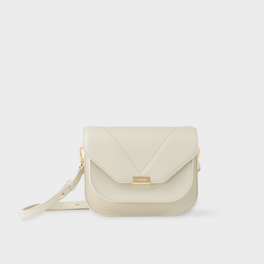 Ivory leather crossbody bag in smooth calfskin with flap closure, Santoir Fortuna bag with structured silhouette and adjustable strap, handcrafted in Spain.